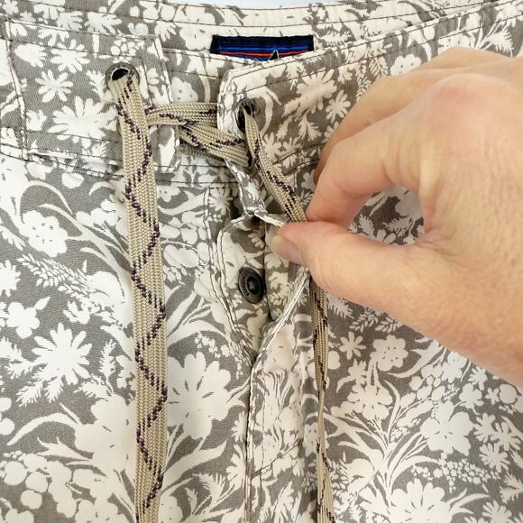 Patagonia Men's Wavefarer Board Shorts Tan Cream Floral Size 33 Swim Beach Pool - Picture 3 of 12